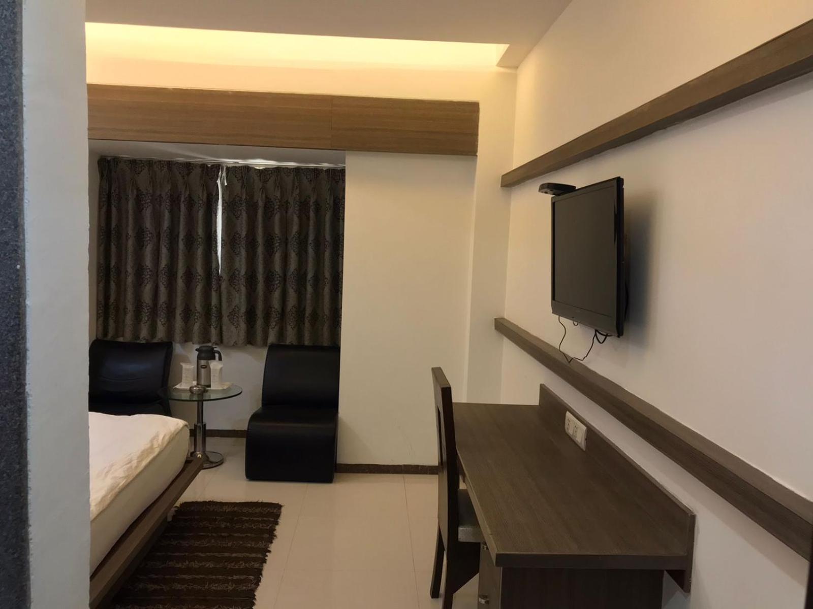 Pearl Hotel & Banquets Ahmedabad Exterior foto
