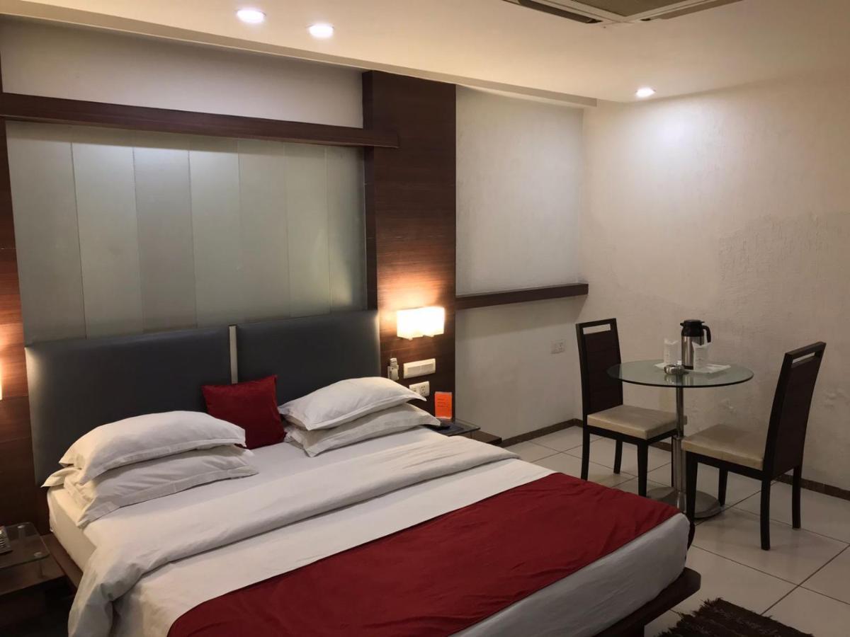 Pearl Hotel & Banquets Ahmedabad Exterior foto
