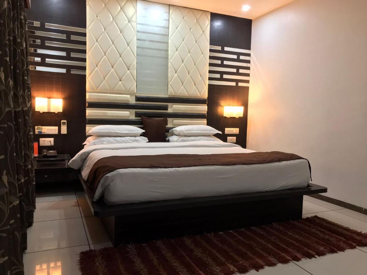 Pearl Hotel & Banquets Ahmedabad Exterior foto