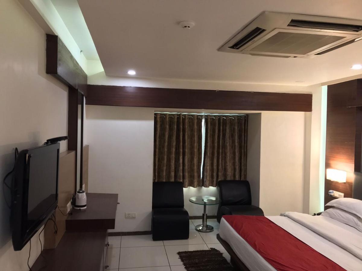 Pearl Hotel & Banquets Ahmedabad Exterior foto